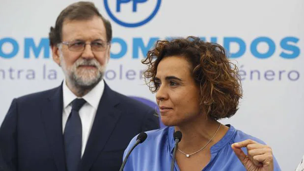 El presidente del Gobierno, Mariano Rajoy, y la ministra de Sanidad, Dolors Montserrat, esta mañana en la sede del PP