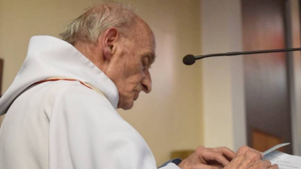 El padre Jacques Hamel, en una celebración litúrgica en Saint-Étienne-du-Rouvray