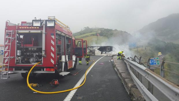 Muere un camionero tras incendiarse la cabina y precipitarse por un puente de la autovía en Cantabria