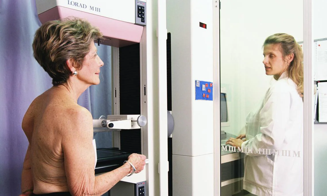 Una mujer se somete a las pruebas para un diagnóstico de cáncer de mama