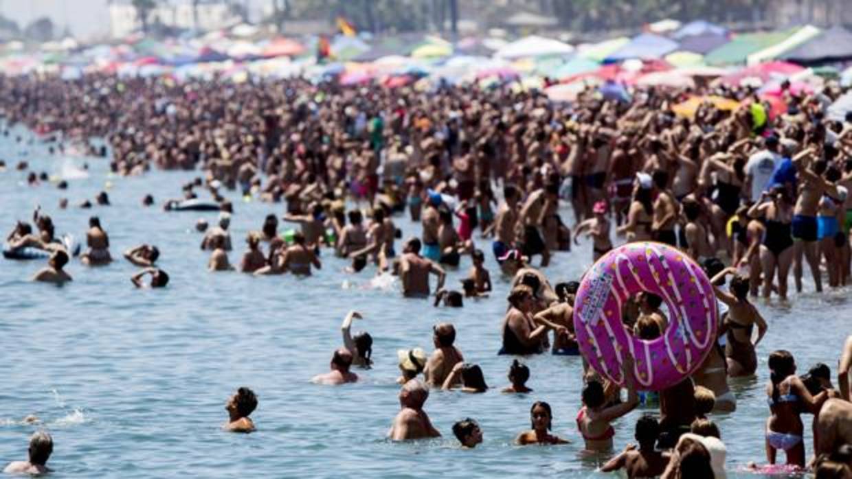 Numerosas personas abarrotan la playa de la localidad malagueña de Torre del Mar