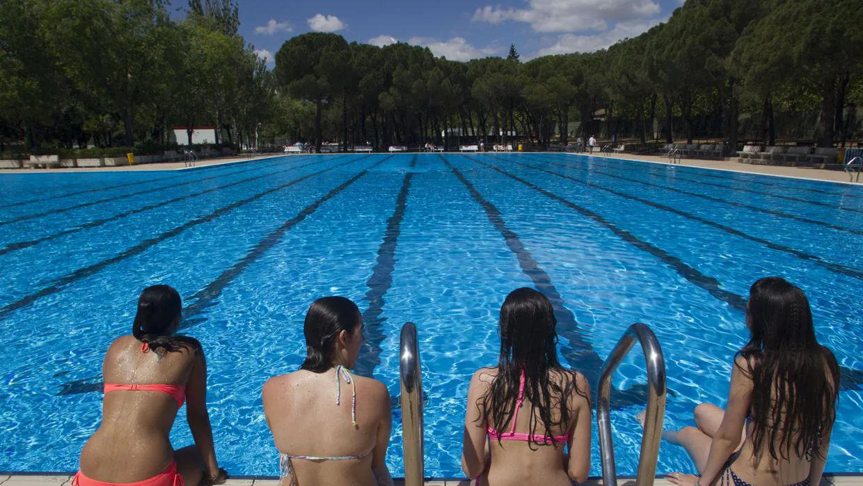 Un grupo de jóvenes se refresca en una piscina de Madrid