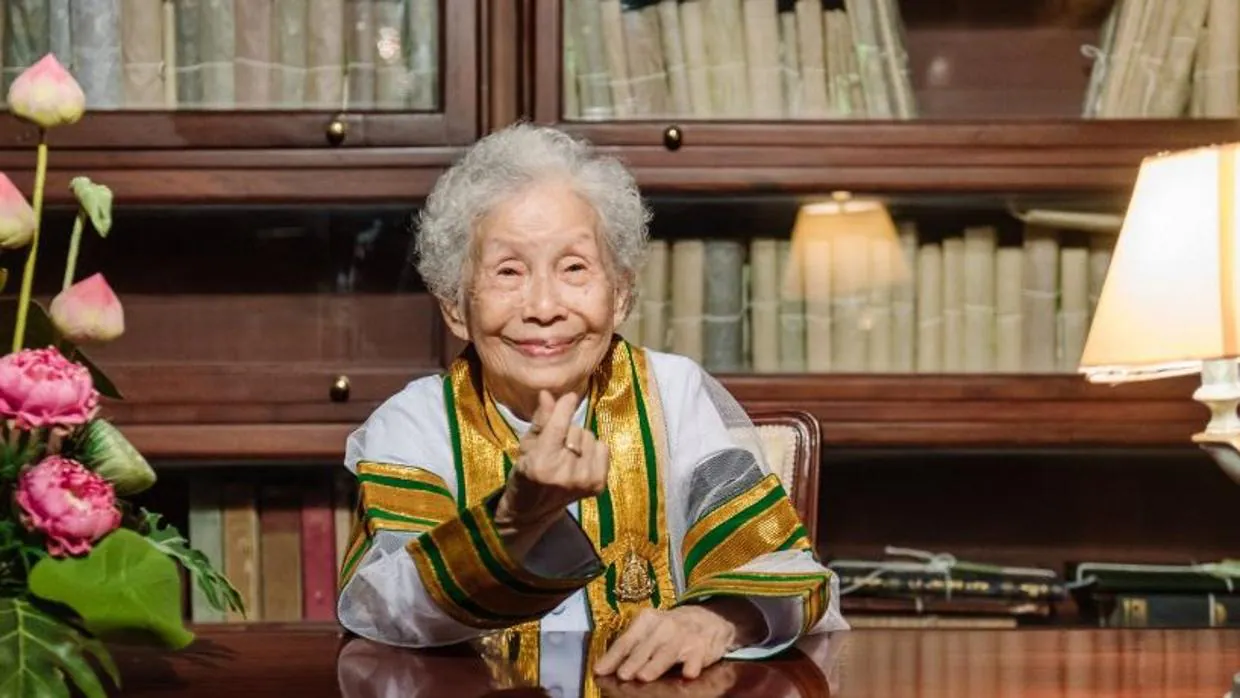 Una abuela tailandesa consigue graduarse en la universidad a los 91 años