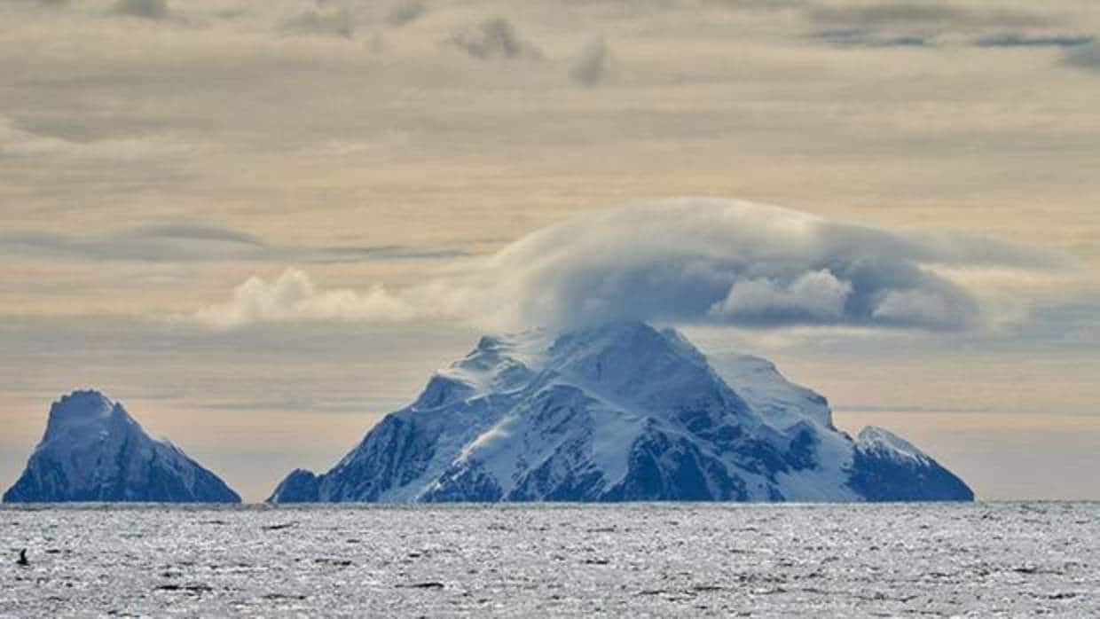Encuentran 91 volcanes bajo el hielo de la Antártida