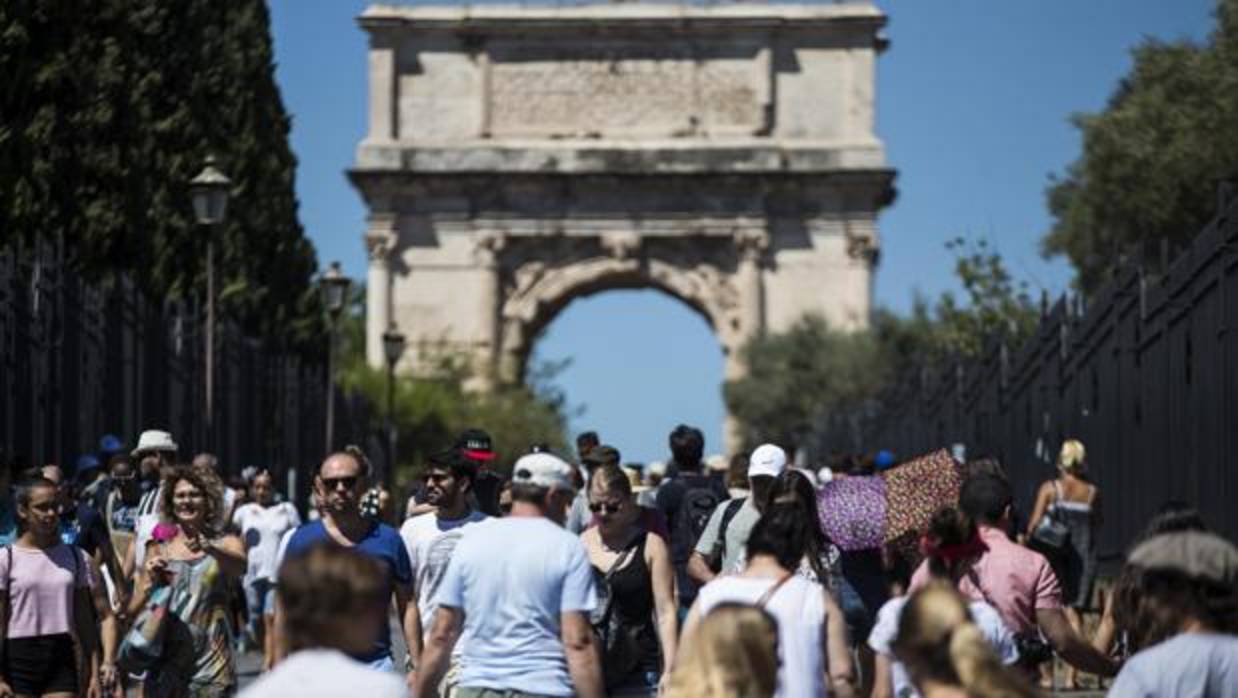 Varios turistas visitan Roma (Italia)