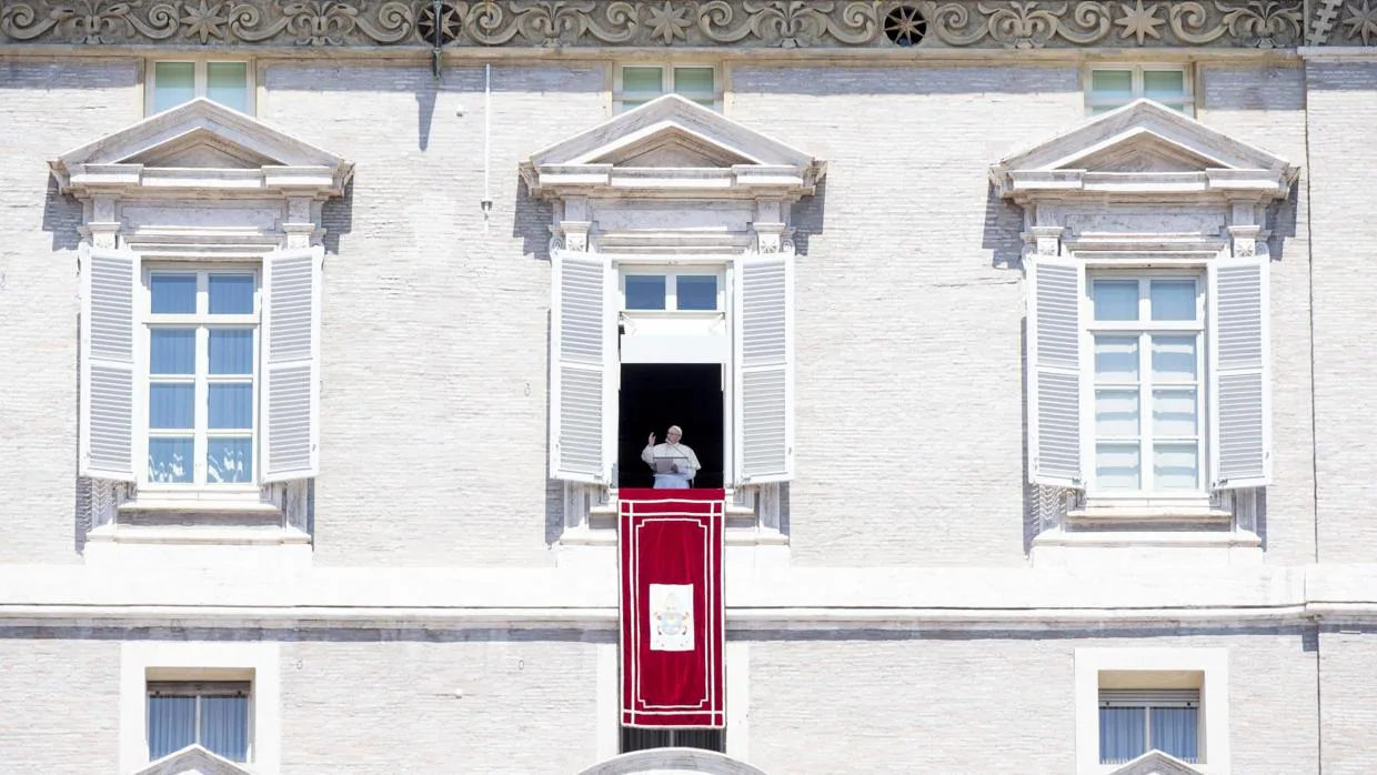 El Papa Francisco reza el Ángelus desde la ventana del palacio apostólico del Vaticano, con motivo de la celebración de la Asunción de la Virgen, el 15 de agosto del 2017. EFE/Claudio Peri