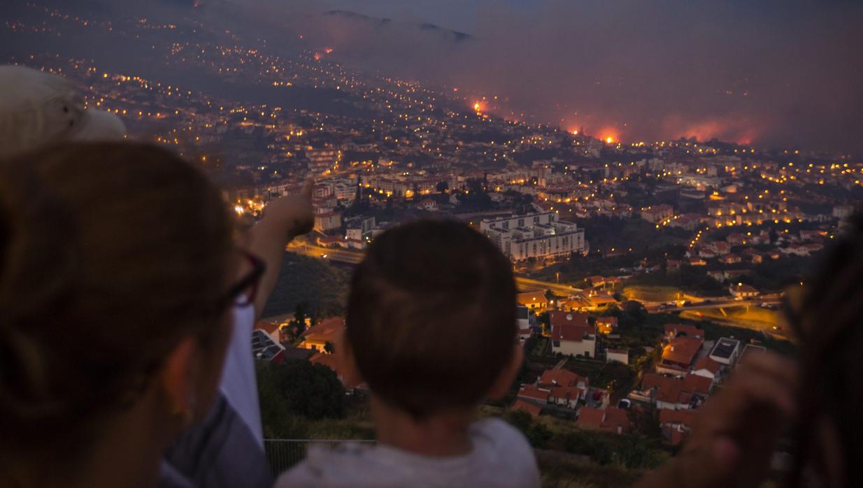 La conflagración ha obligado a la evacuación de 400 personas en la zona de Fuchal