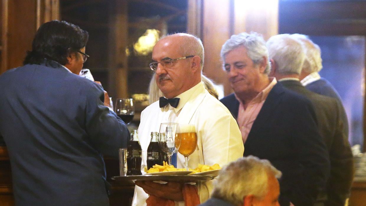 Un camarero en un restaurante de La Coruña