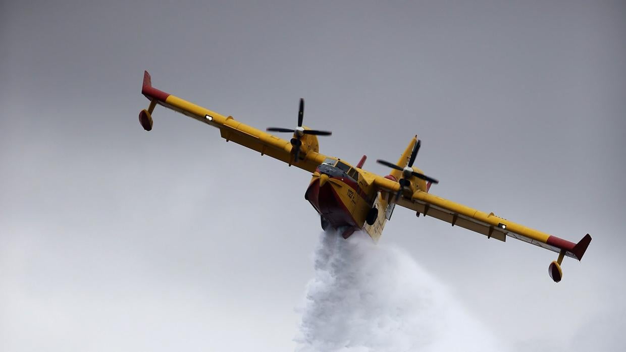 Efectivos trabajan en la extinción de un incendio