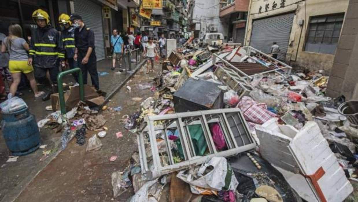 Destrozos en una calle tras el paso del tifón Hato en Macao (China)