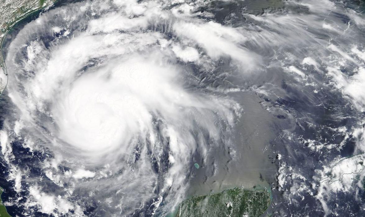 Fotografía cedida por la NASA que muestra una imagen satelital del Huracán Harvey en el Golfo de México