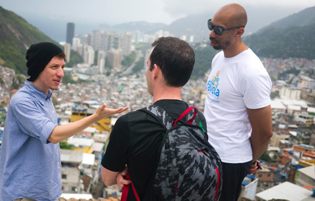 Un equipo de «Favela Experience» explica la vida de esta zona desfavorecida de Río de Janeiro a un turista
