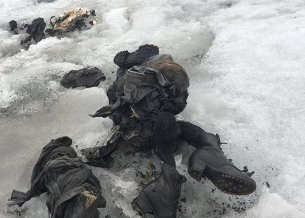 Fotografía cedida por Glacier 3000, que muestra varias prendas de ropa y botas, que podrían ser de Marcelin y Francine Dumoulin