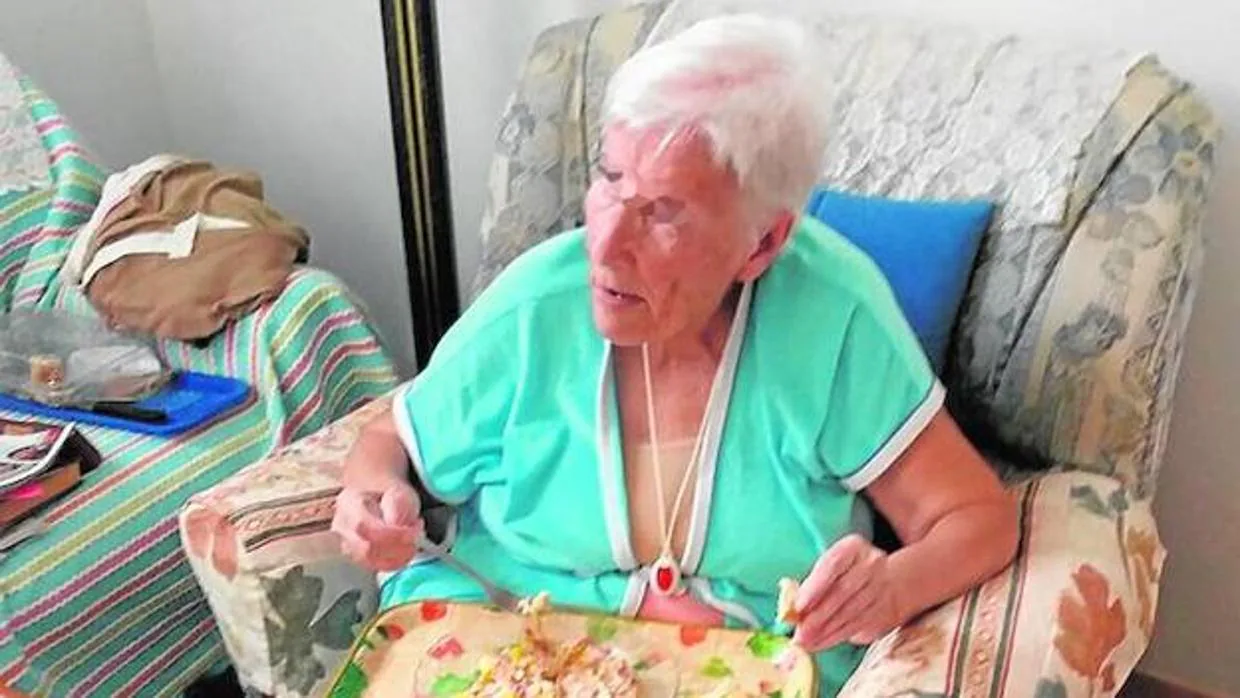 La patrulla más humanitaria: policías de  Málaga cocinan para una anciana de 90 años que estaba sola