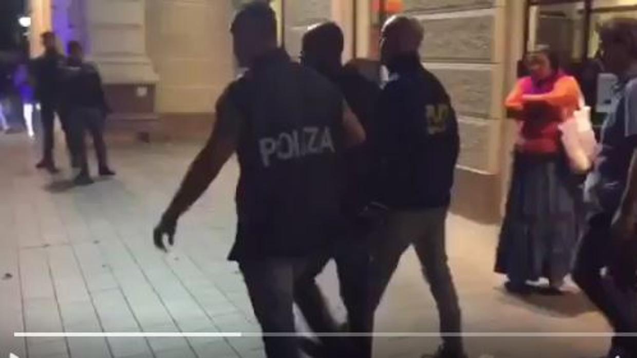 Detienen al cuarto sospechoso de la brutal violación en grupo a una turista polaca en una playa de Italia