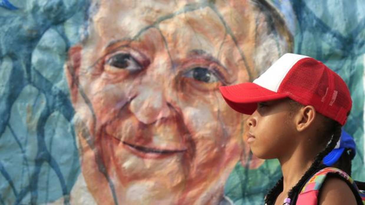 Fotografía de una niña frente a una imagen del papa Francisco en Cartagena (Colombia).