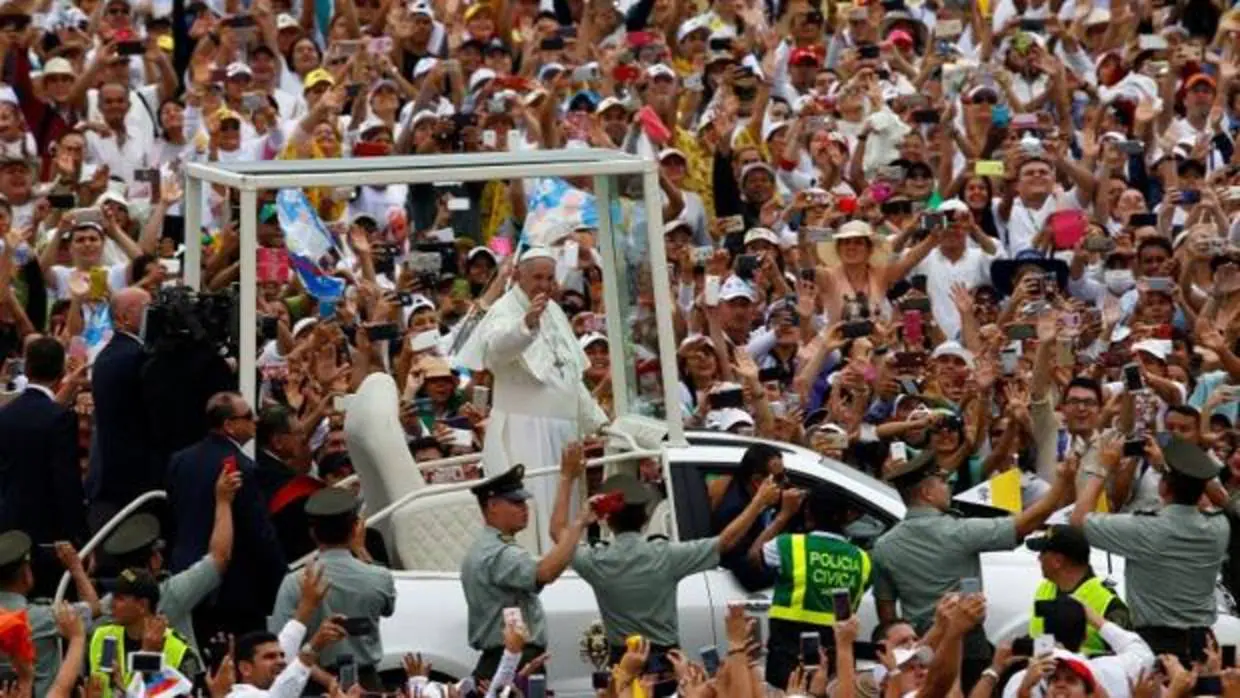 El Papa Francisco a su llegada a la multitudinaria misa en Villavicencio