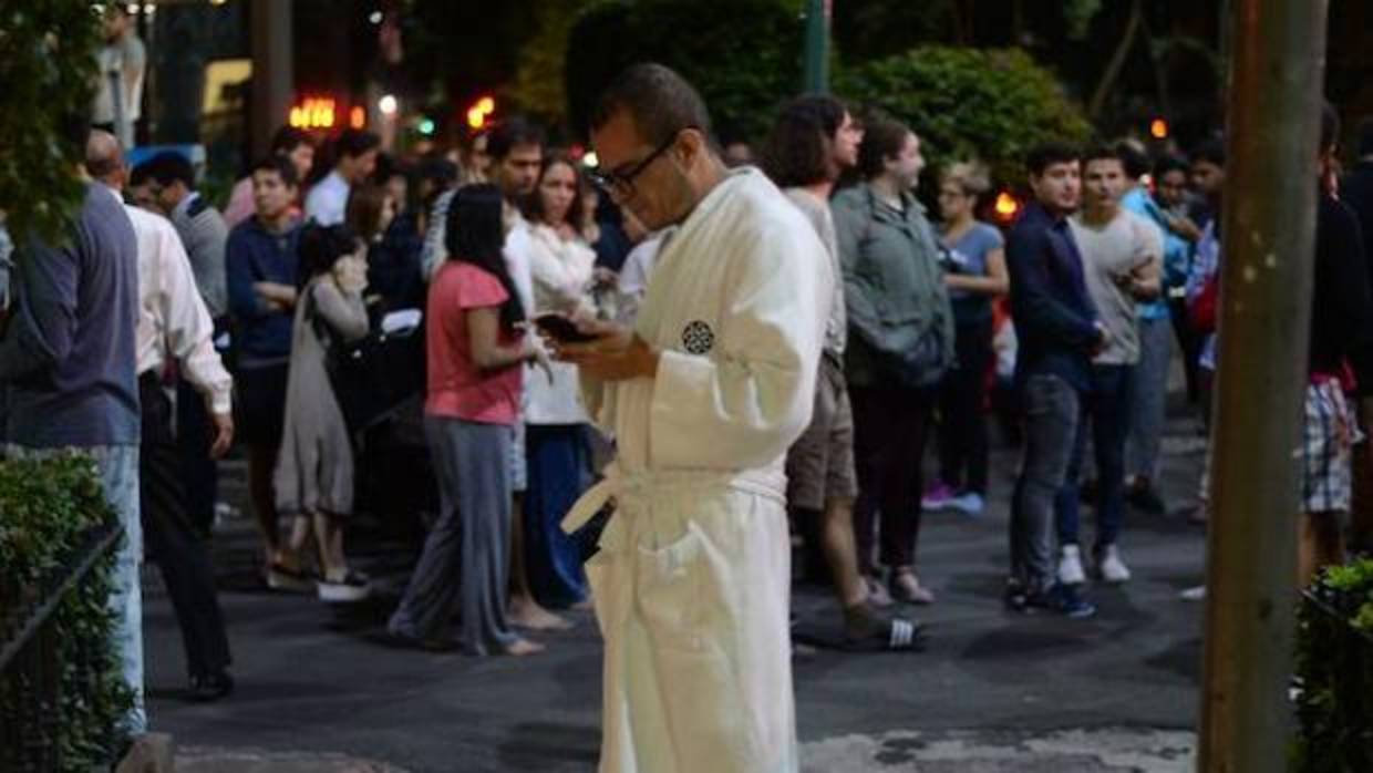 Vecinos de la Ciudad de México salen a la calle tras el terremoto