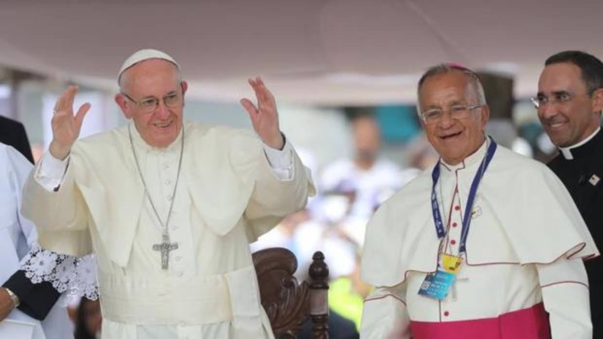 El Papa Francisco junto al arzobispo de Cartagena, Jorge Enrique Jimenez