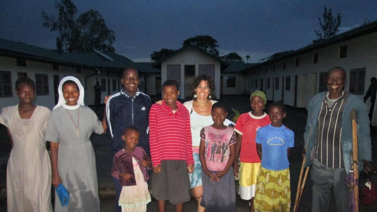 La fisioterapeuta, en el centro, en una imagen tomada durante el desarrollo de un proyecto en Tanzania