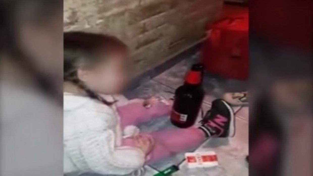Detienen a dos adolescentes en Argentina por obligar a su hija de tres años a consumir drogas y alcohol
