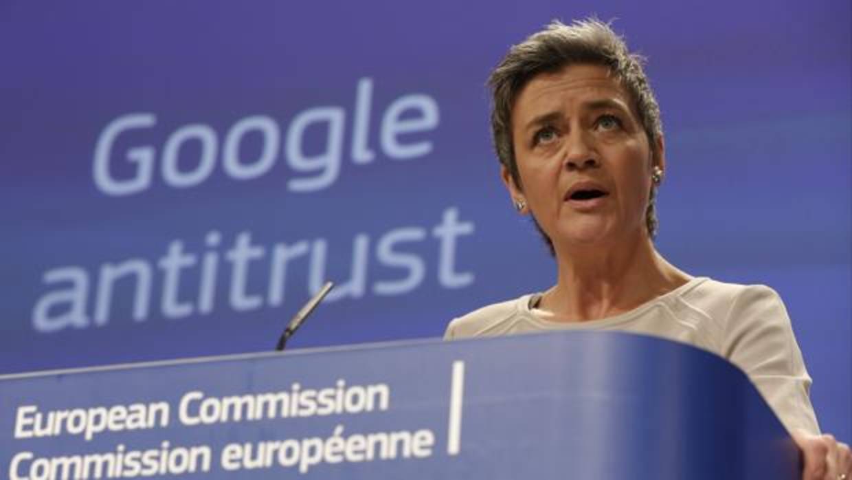 La comisaria de Competencia, Margrethe Vestager, cuando anunció la sanción a Google en 2015