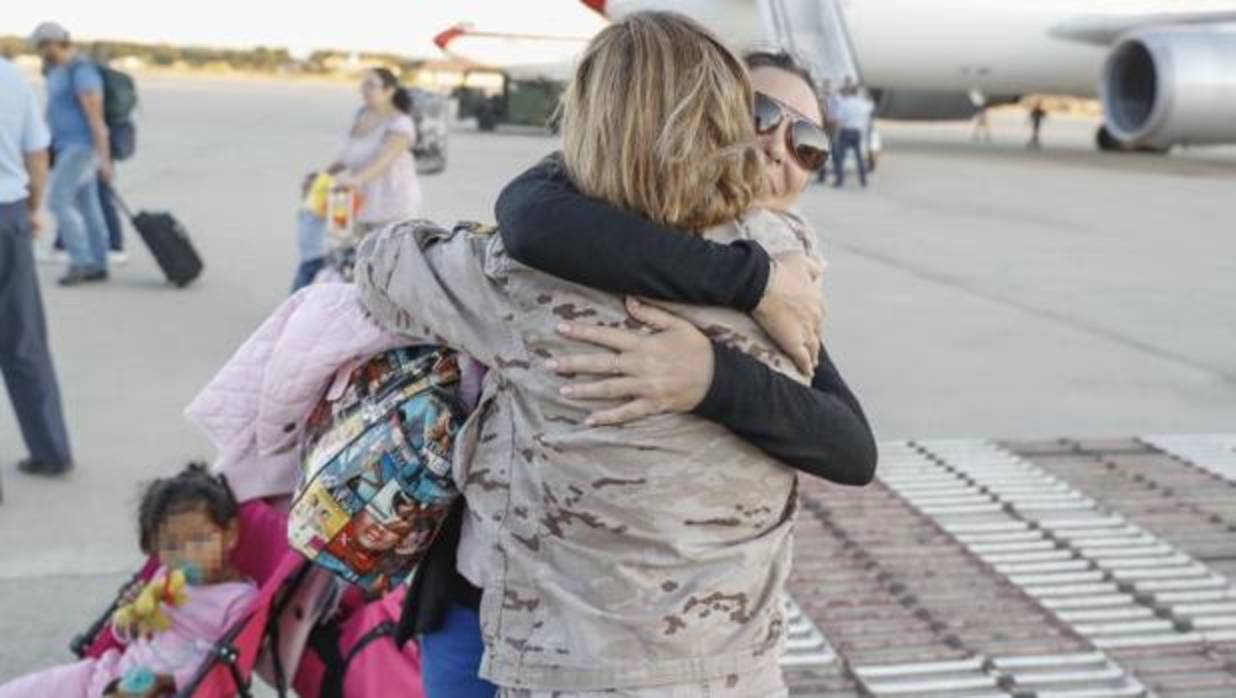 Españoles afectados por el huracán "Irma" a su llegada hoy a la base aérea de Torrejón de Ardoz, en Madrid, en un avión fletado por el Ministerio de Exteriores