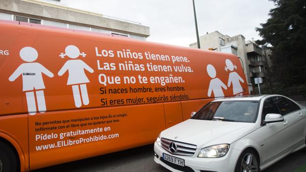 El autobús de Hazteoir vuelve a la calle para protestar contra la Ley LGTB