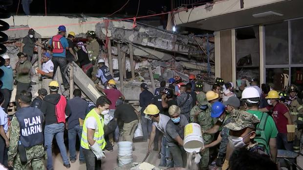 Ascienden a 32 los niños muertos en una escuela derrumbada por el terremoto en México