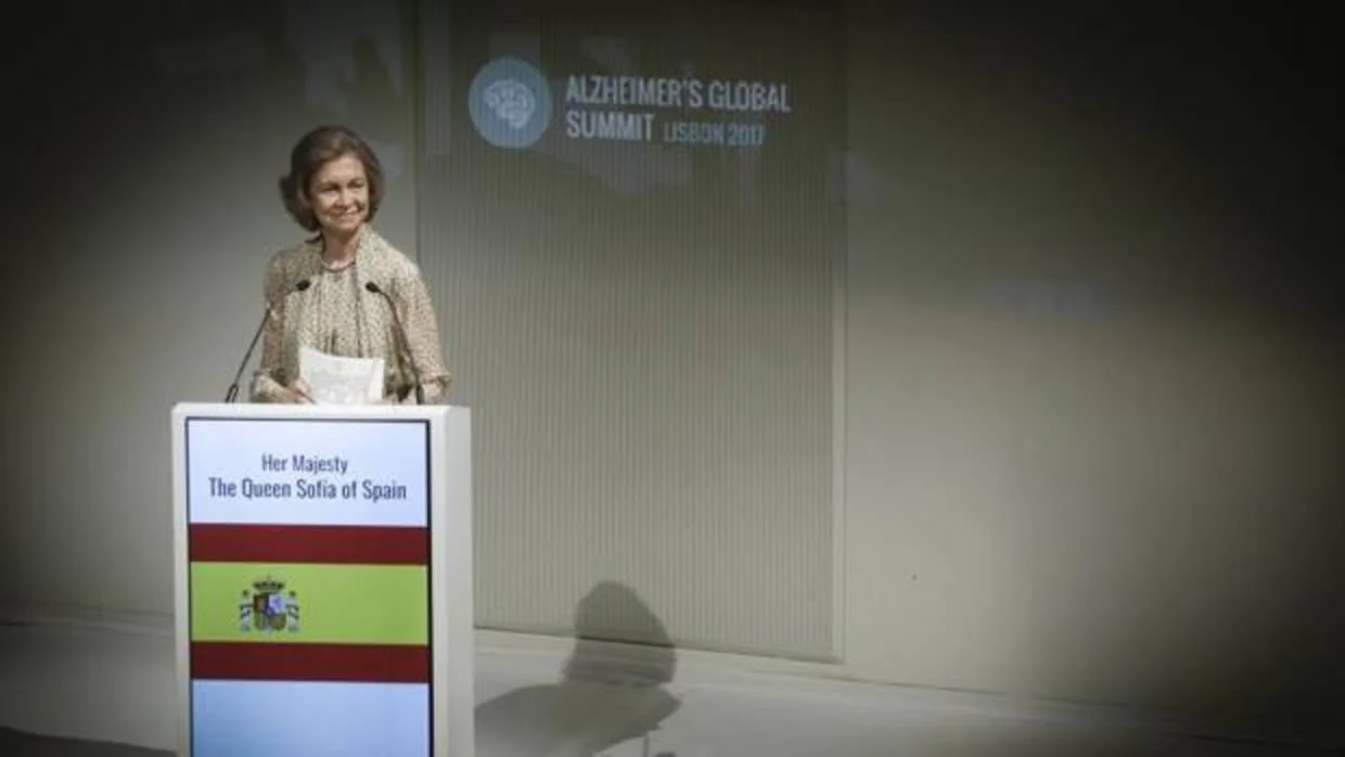 La Reina Sofía de España durante su intervención en la sesión inaugural de la Cumbre Internacional sobre el Alzheimer que se celebra esta semana en Lisboa