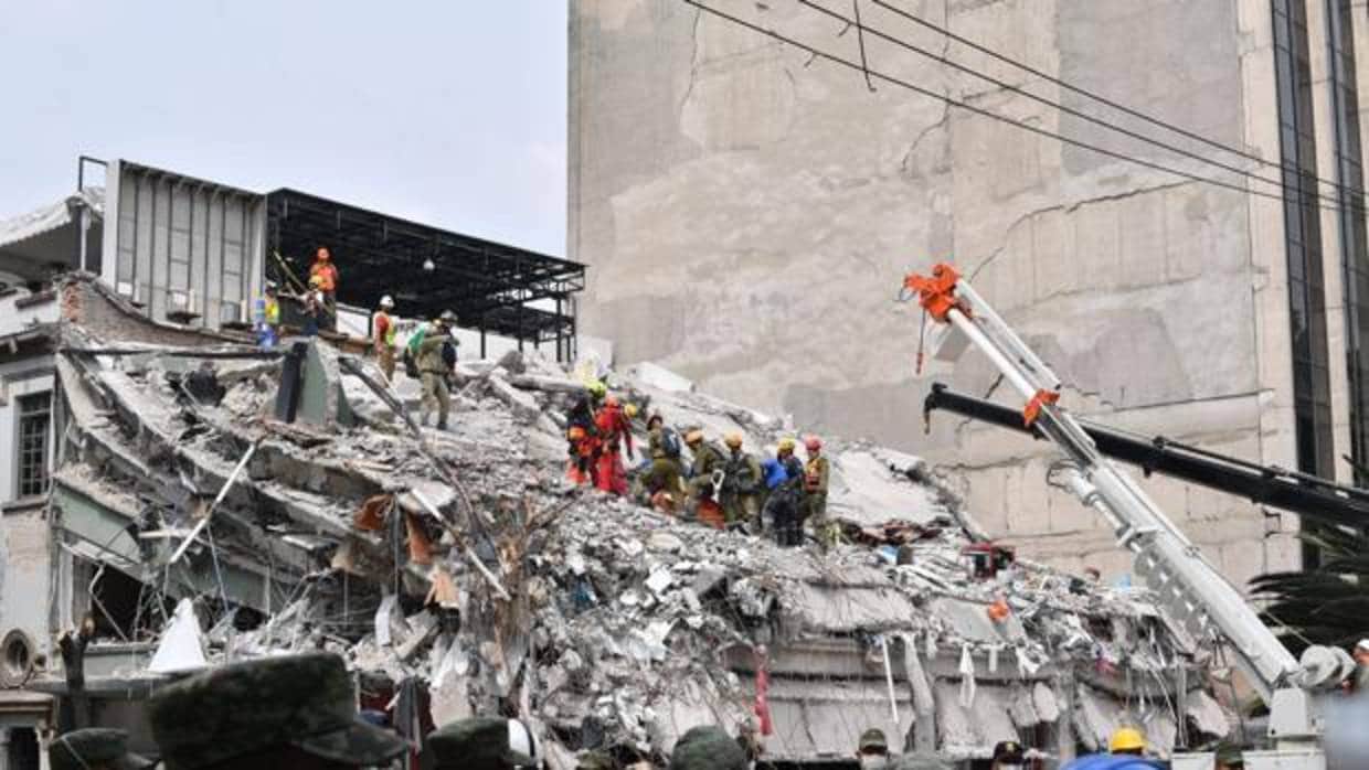 El grupo de rescate trata de encontrar personas con vida debajo de los escombros tras el terremoto