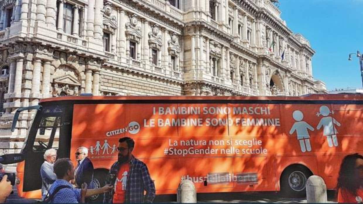 Polémica en Italia por un autobús «antitransexualidad»