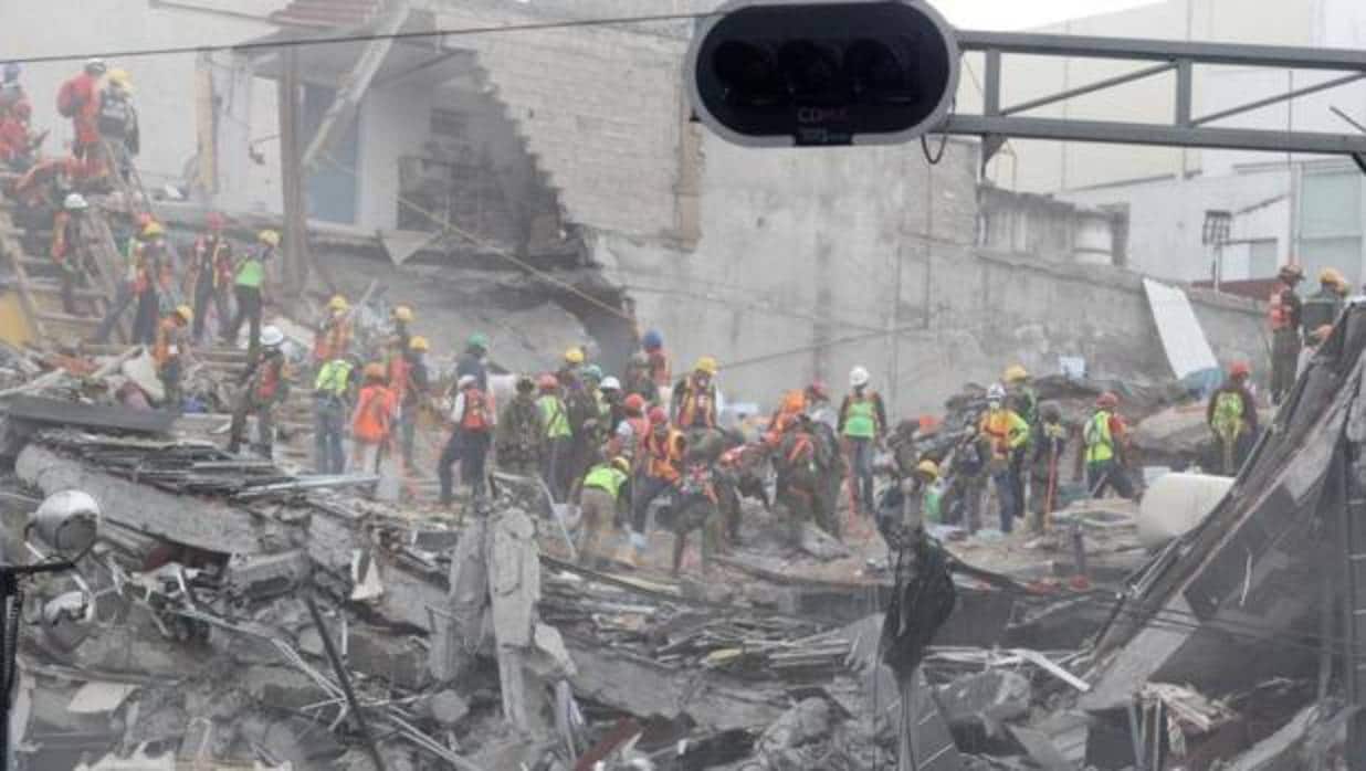 Brigadistas continúan con labores de rescate en el edificio de la avenida Álvaro Obregón