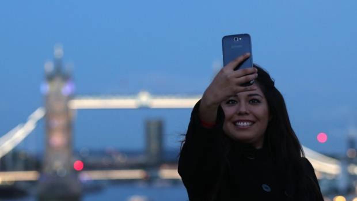 Una chica se hace una «selfie» en Londres