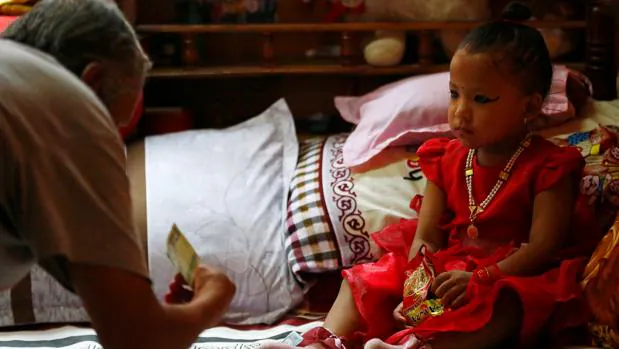 Nepal cambia a su niña diosa por una de tres años