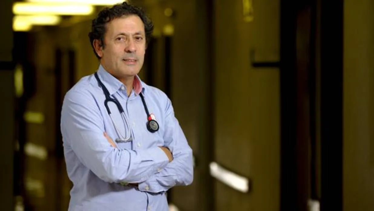 Luis Paz Ares, jefe del servicio de Oncología del Hospital 12 de Octubre, posa para ABC en uno de los pasillos del centro