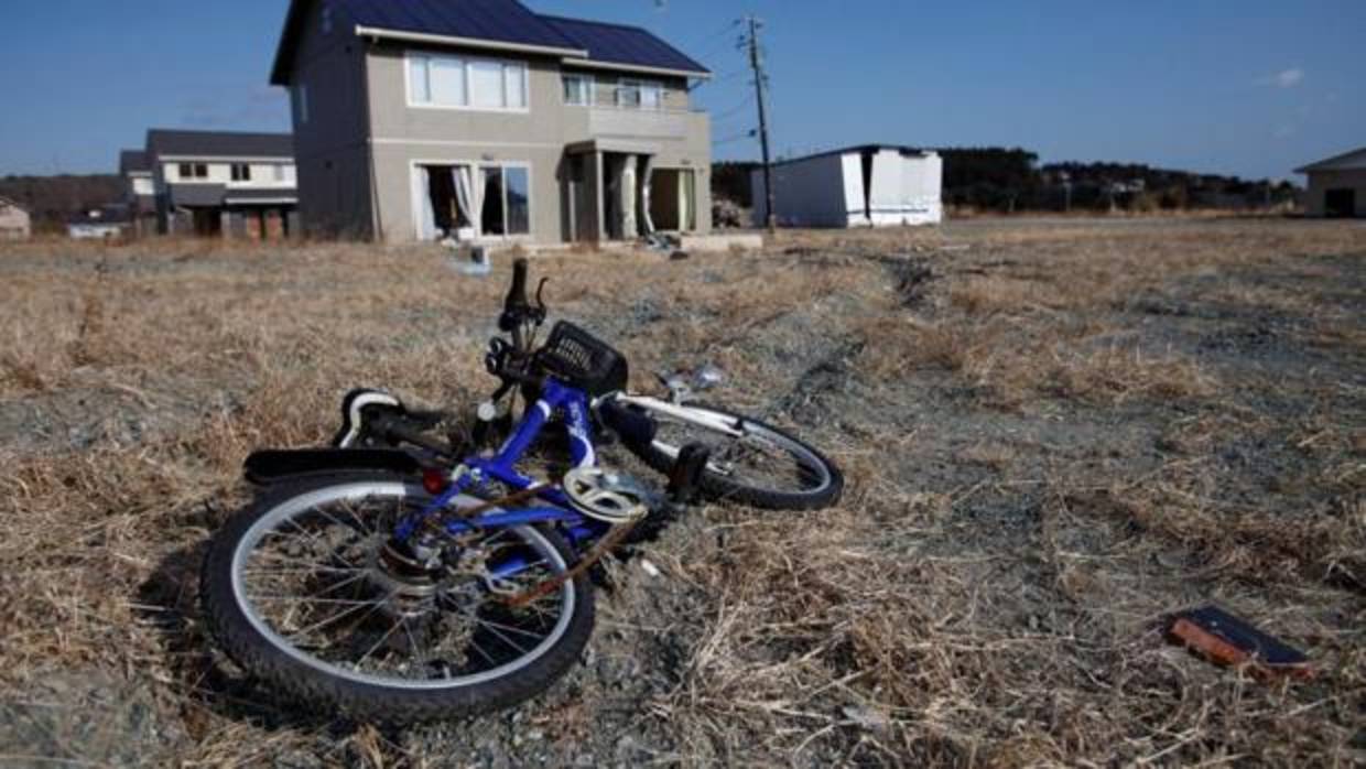 Una bicicleta y casas abandonadas en la zona de exclusión de Fukushima