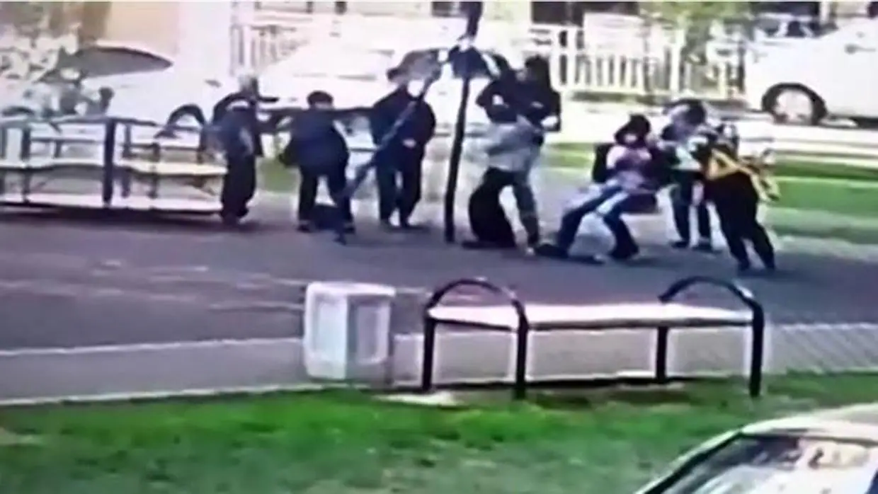 Un hombre da una paliza en un parque a unos niños que creía que hacían «bullying» a su hijo