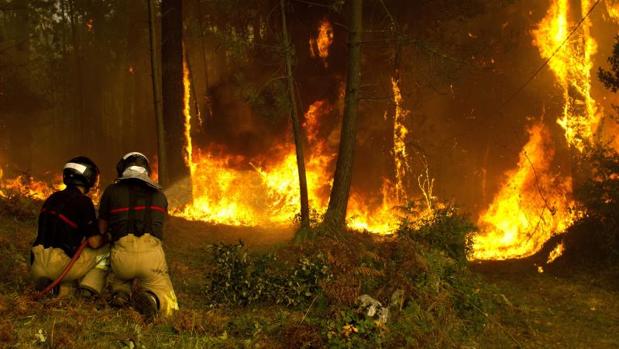 Más de 80 incendios cercan Galicia y fuerzan el desalojo de poblaciones