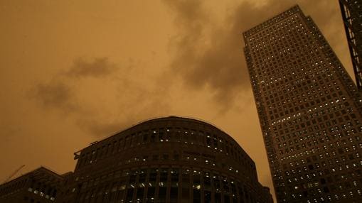 Una nube de polvo y humo ha oscurecido el cielo de Londres