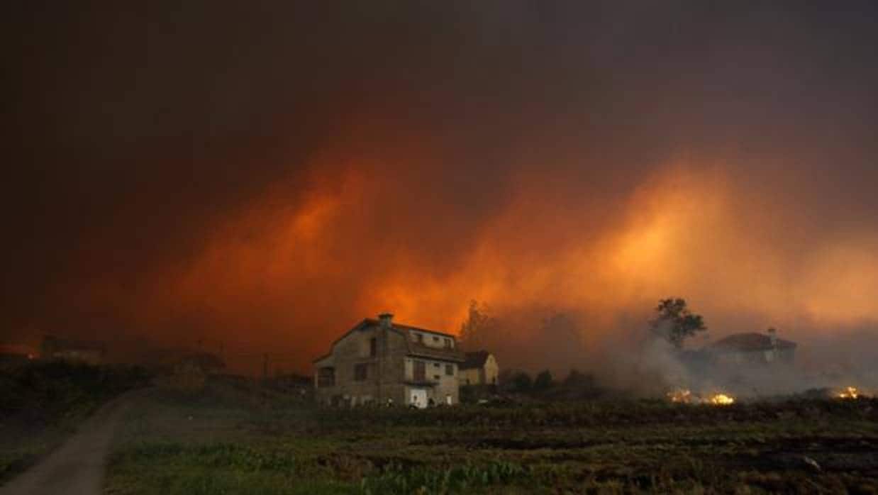Imagen de las llamas de uno de los incendios forestales que arrasan Galicia