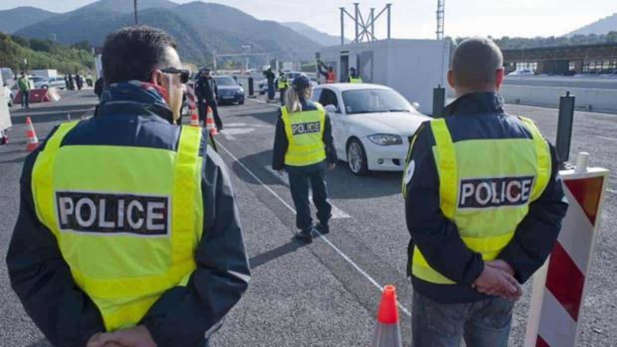 La policía francesa en la frontera con España