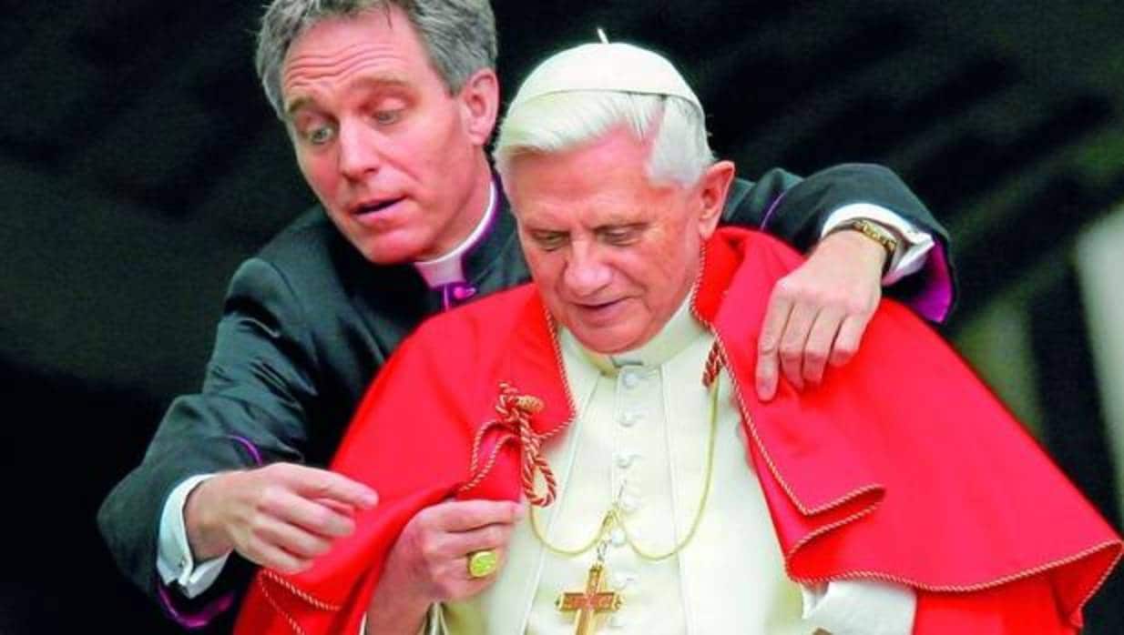Benedicto XVI y su secreatrio, Geor Gaenswein en una imagen de 2005