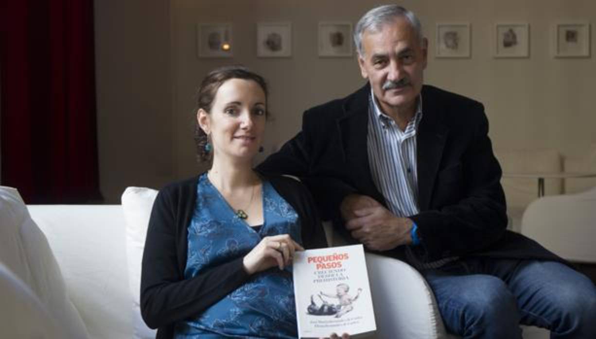 José María Bermúdez de Castro y su hija, la pediatra Elena presentan el libro «Pequeños pasos. Creciendo desde la prehistoria».