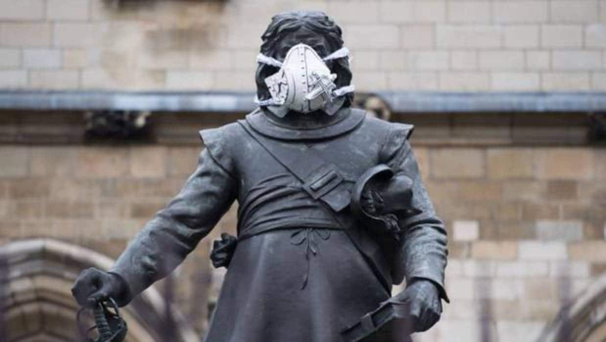 La estatua de Oliver Cromwell, con mascarilla, en el centro de Londres