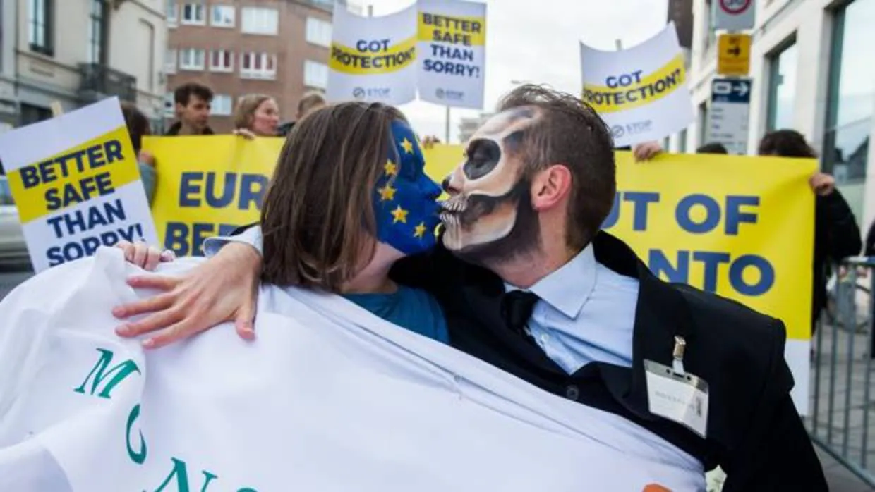 Miembros del colectivo «Stop Glyphosate!» protestan vestidos de Europa y la muerte durante una manifestación celebrada ante la sede de la Unión Europea en Bruselas (Bélgica) el día que la UE se pronuncia sobre si amplía la licencia al glifosato