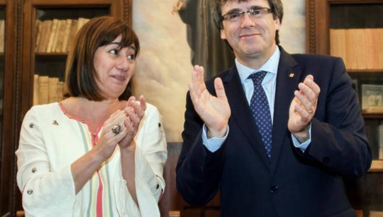20/05/2016.-El presidente de la Generalitat de Catalunya, Carles Puigdemont, y su homóloga de Baleares, Francina Armengol, firmaron un convenio «para promover la lengua y la cultura común», señalaron entonces