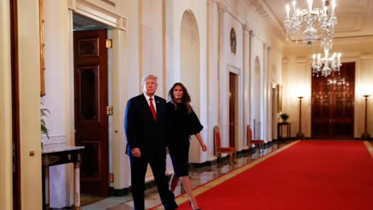 Donald Trump llega con su mujer Ivana a la rueda de prensa en la que abordó la crisis de los opiáceos en Estados Unidos
