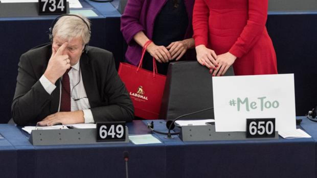 El miembro del Parlamento Europeo Bronis Rope, del grupo de Los Verdes/Alianza Libre Europea (ALE), permanece sentado junto a un cartel con la etiqueta "#Me too" (en español: Yo también), durante un debate para discutir sobre medidas contra las agresiones sexuales y los abusos en la Unión Europea en al Parlamento Europeo en Estrasburgo (Francia)