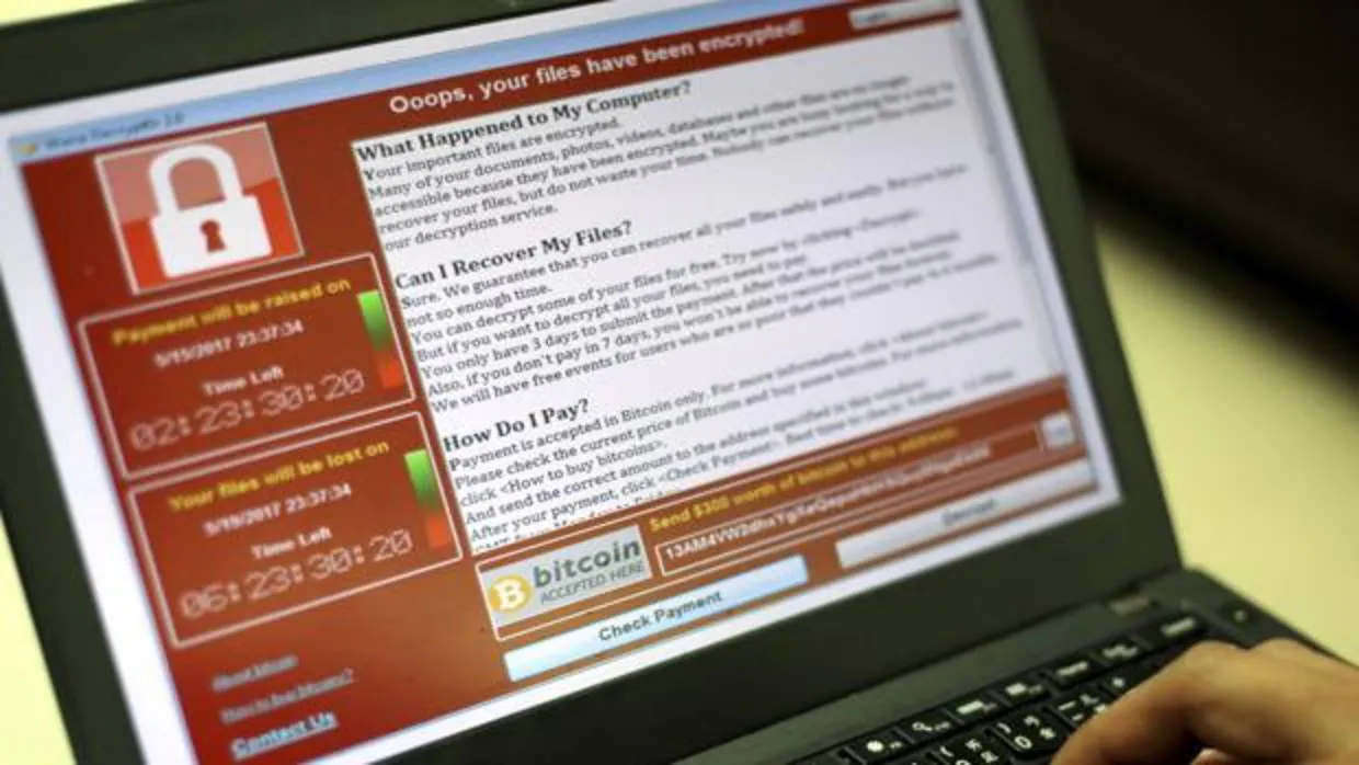 Un programador muestra la captura de pantalla en la que se pide un rescate en bitcoins por los documentos encriptados por un virus del tipo «WannaCry»